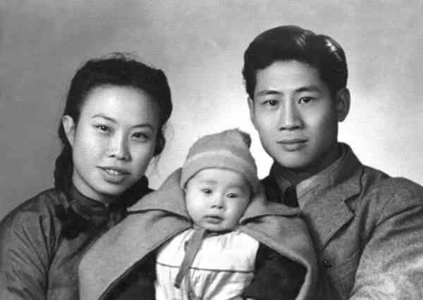 1943年林正亨与妻子和儿子的合影